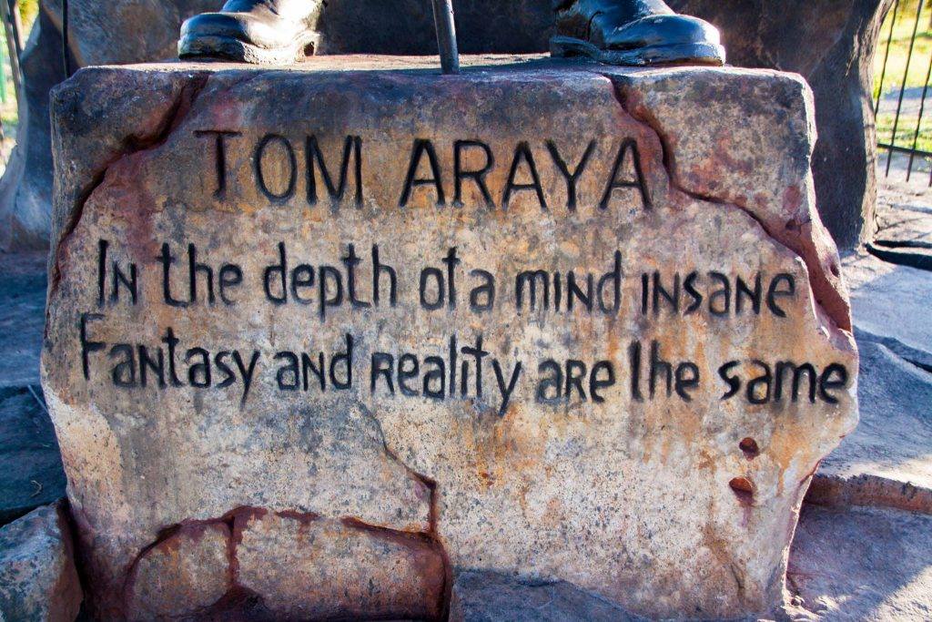 Cita en Estatua de Tom Araya